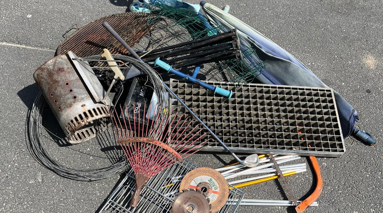 Metalrør, grillriste, havestole, save, river, grillstartere og teltstænger. Stort og tungt metalaffald fra genbrugspladsen på Tietgensvej.  Billede af store og tunge metalgenstande